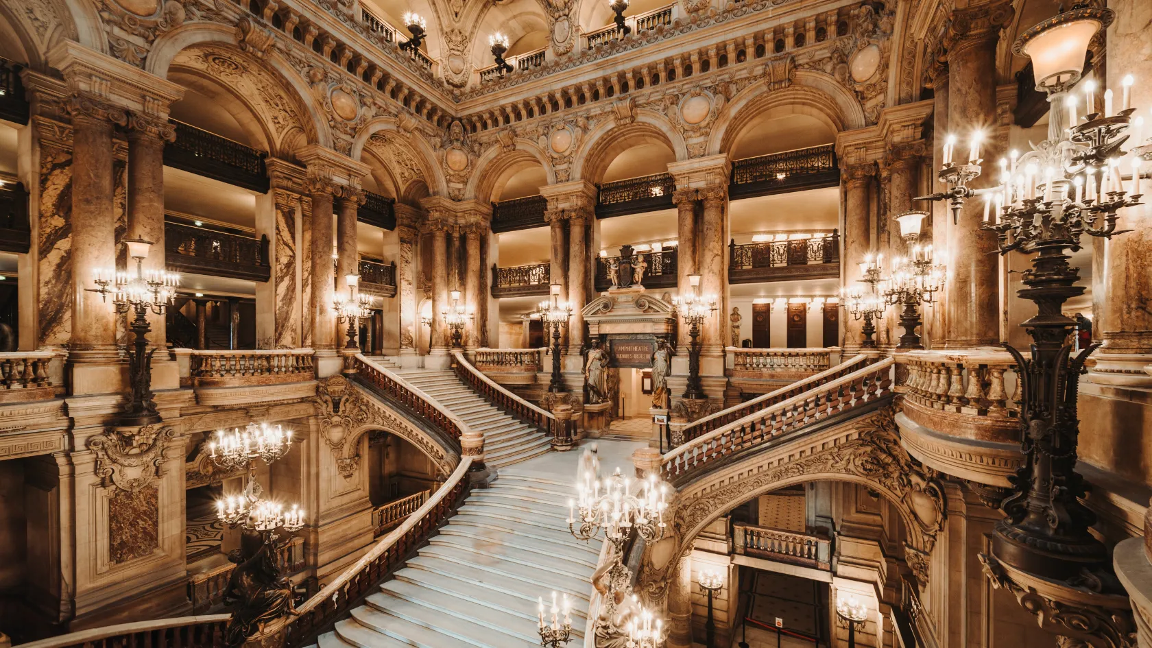 Palais Antiquitäten - Elegantes Interieur mit großer Treppe und Kronleuchtern